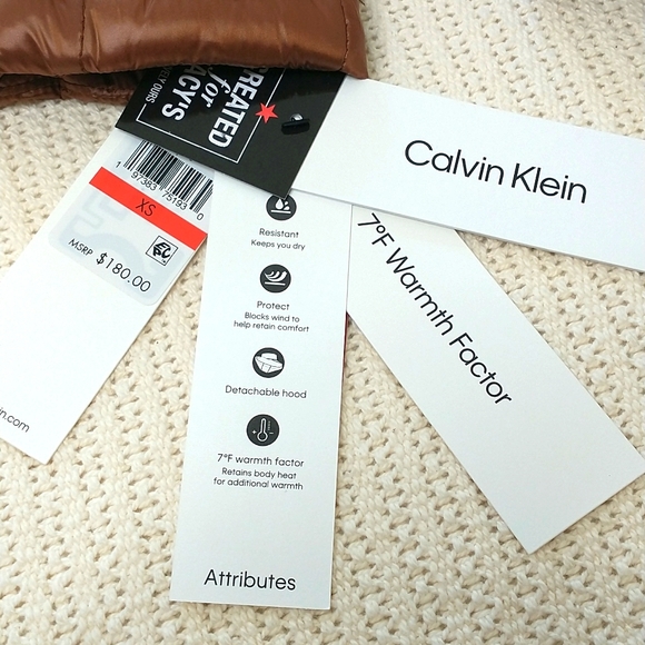 A cozy puffer coat with a shine finish. Calvin Klein. 7 F warmth factor size XS - Picture 10 of 12